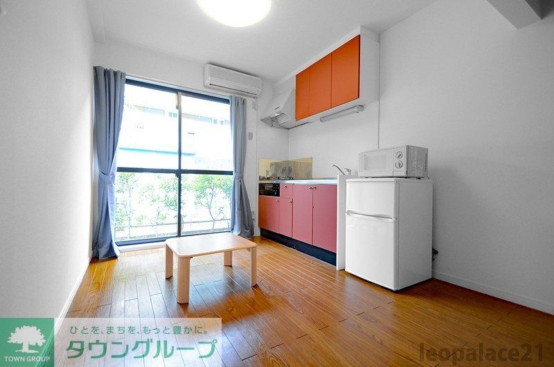 居室・リビング　家具付きのお部屋です。仕様が異なる場合があります。