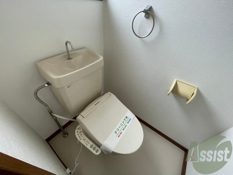 トイレ　こちらはトイレになります。ウォシュレット機能付です。