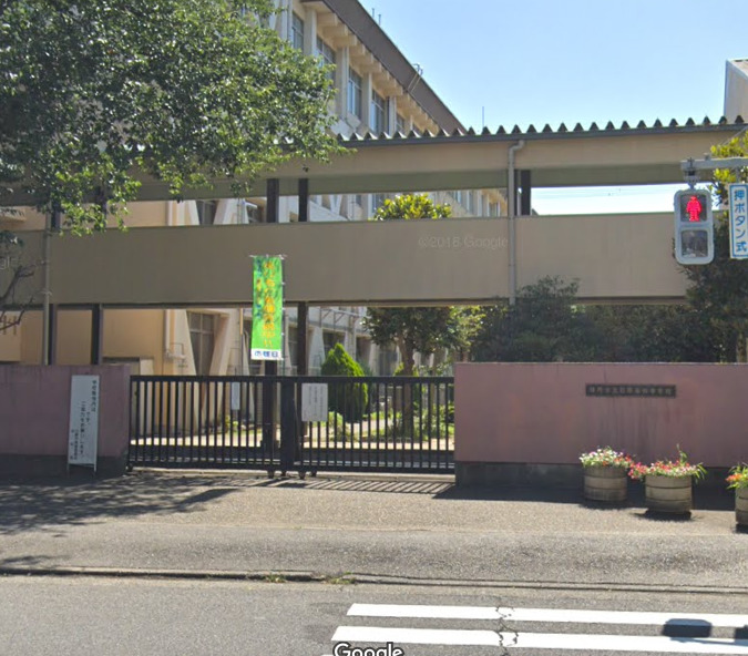中学校　日野市立日野第四中学校（中学校）まで1455m
