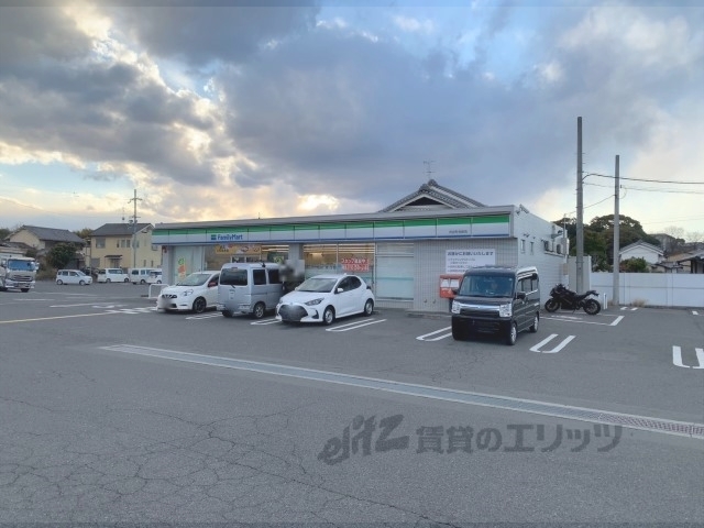 コンビニ　ファミリーマート河合町池部店（コンビニ）まで300m