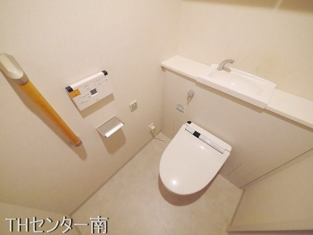 トイレ　同物件別部屋写真