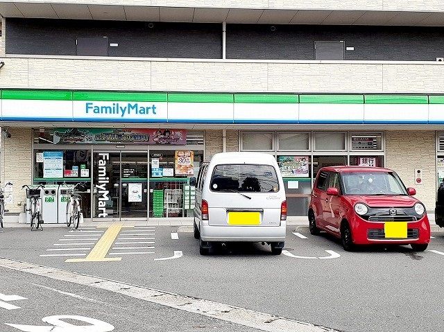 コンビニ　ファミリーマート魚住四丁目店（コンビニ）まで350m