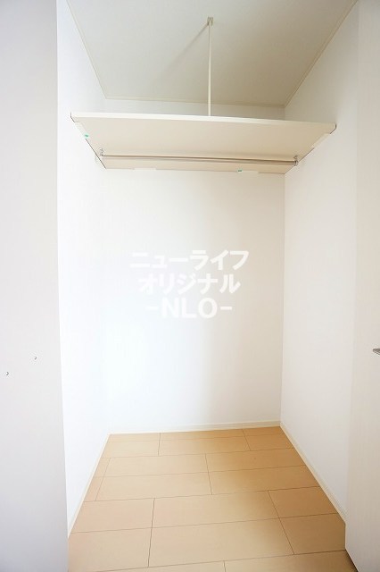 収納　棚付きで上部にも収納出来るクローゼット付き