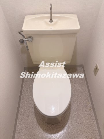 小田急線 下北沢駅 徒歩3分 4階建 築40年のトイレ写真