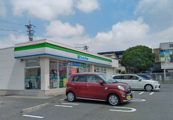 コンビニ　ファミリーマート（コンビニ）まで180m