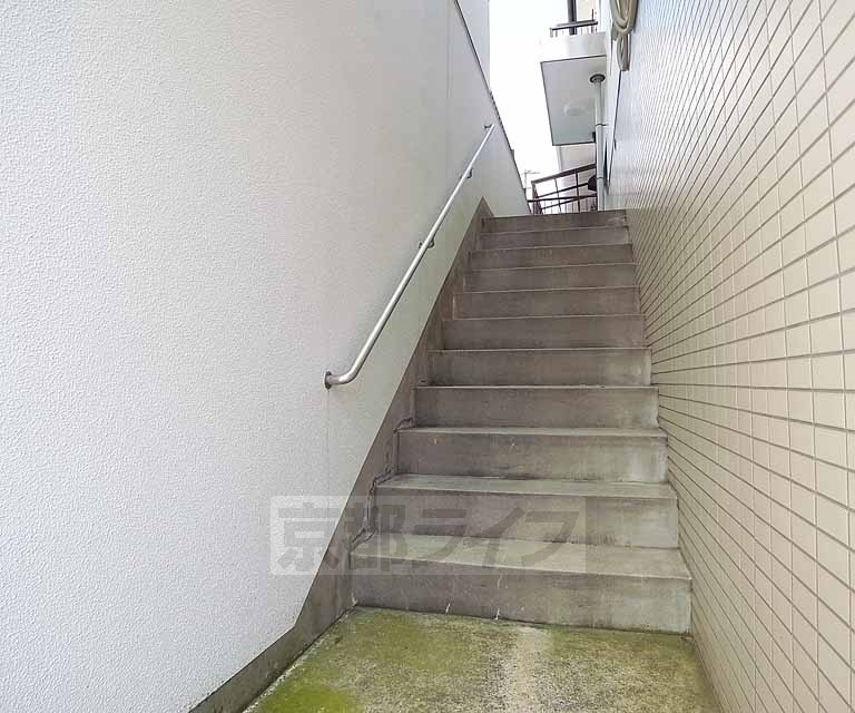 その他共有部分　こちらの階段を登るとエントランスです。
