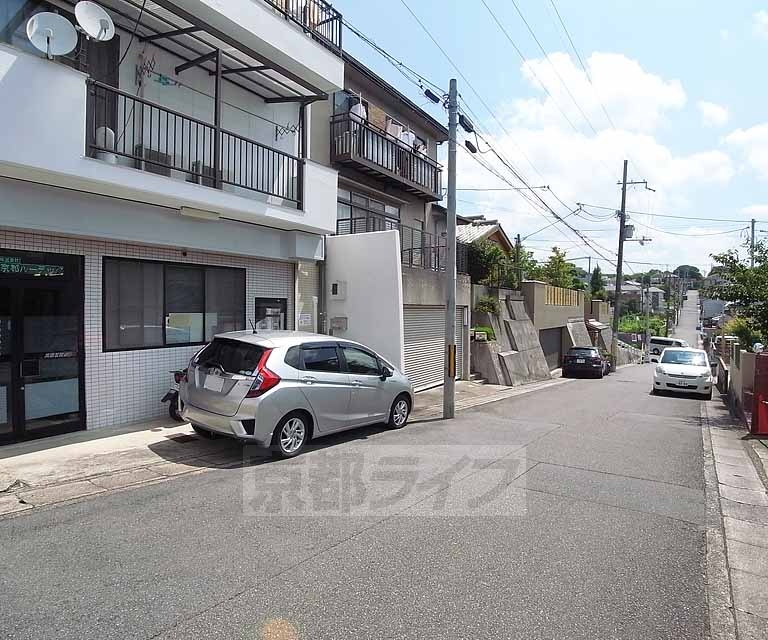 その他　目の前の道です。