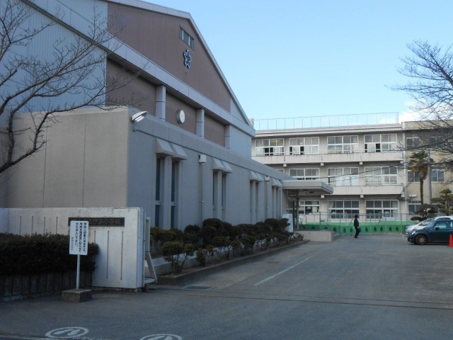 【岡山市北区伊島町のマンションの小学校】