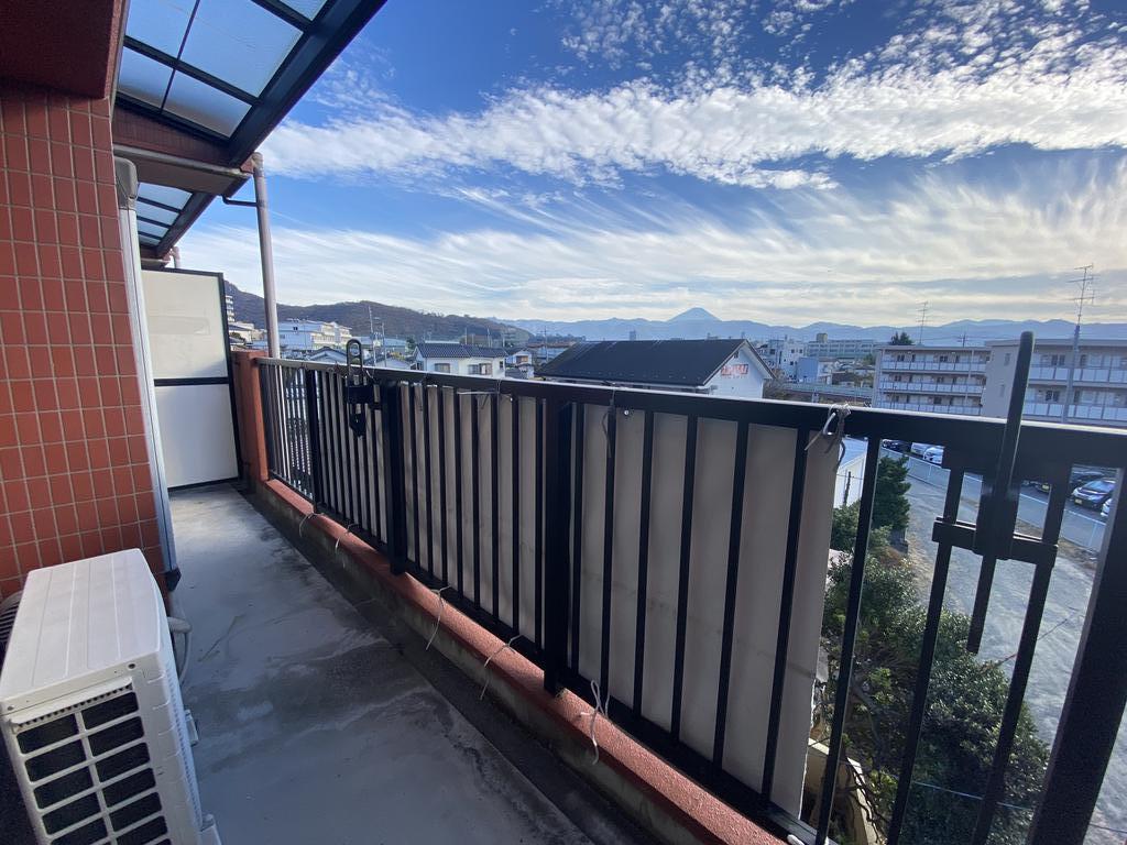 バルコニー　広さも日当たりも十分なバルコニー