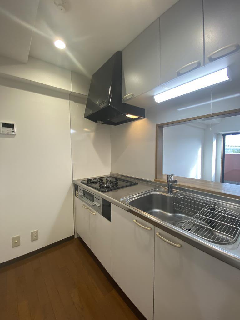 キッチン　3口コンロのシステムキッチン