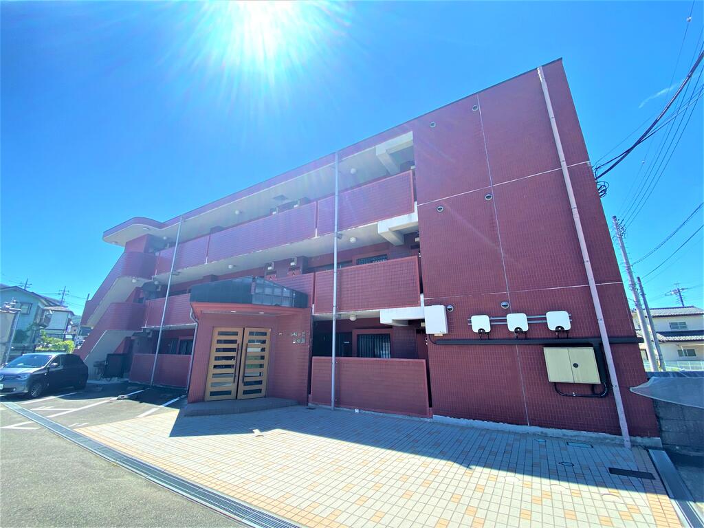 建物外観　タイル貼りの落ち着いた外観