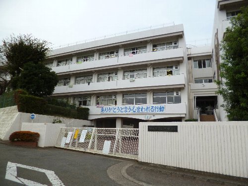 中学校　秦野市立鶴巻中学校（中学校）まで1428m