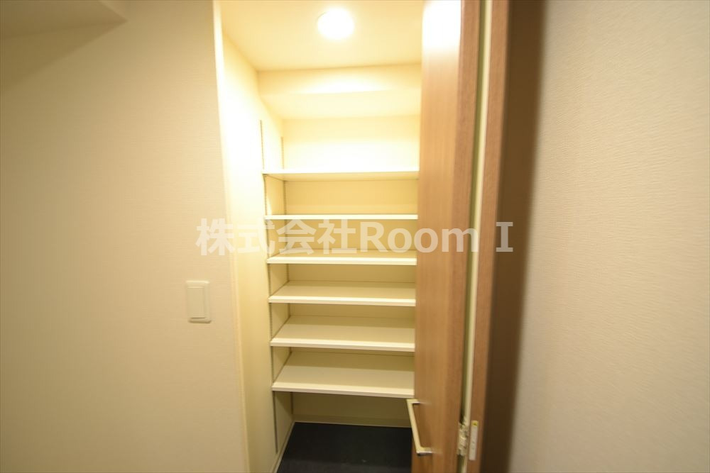 玄関　明るい玄関ですシューズボックスです。