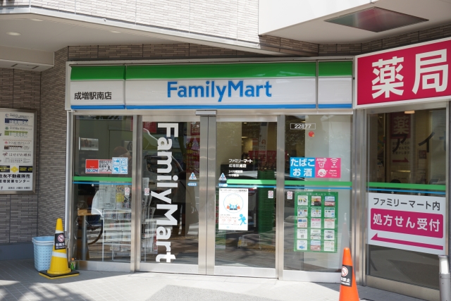 コンビニ　ファミリーマート成増駅南店（コンビニ）まで384m