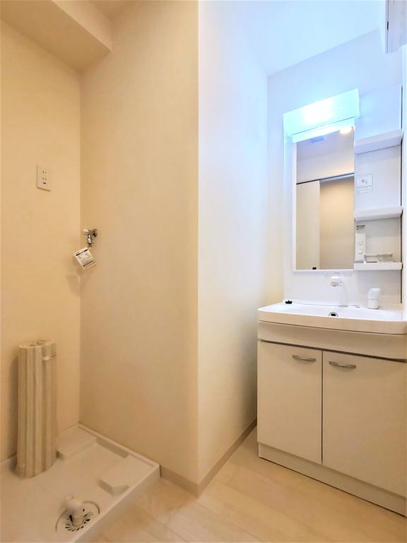 洗面設備　洗面所には洗面化粧台、洗濯置き場があります。