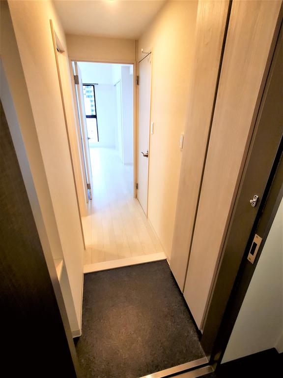 玄関　玄関から見たお部屋