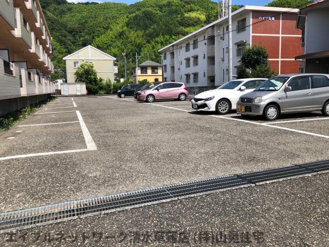 【静岡市葵区瀬名のマンションの駐車場】