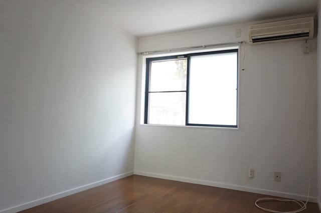 居室・リビング　角部屋♪窓から暖かな日差しが入ります♪