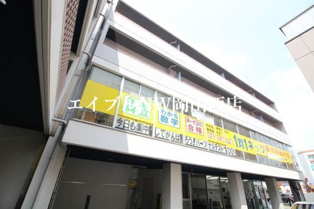 【岡山市北区伊島町のマンションの建物外観】