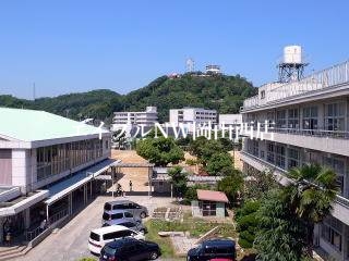 【岡山市北区伊島町のマンションの小学校】