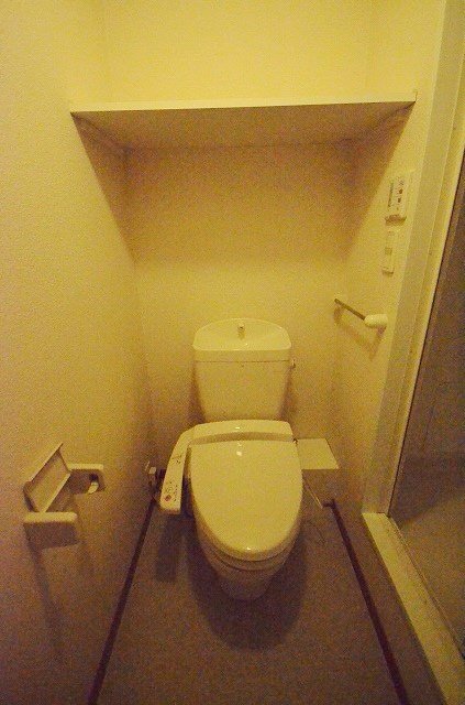 トイレ　写真は別号室のものです。