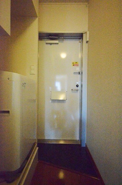 玄関　写真は別号室のものです。