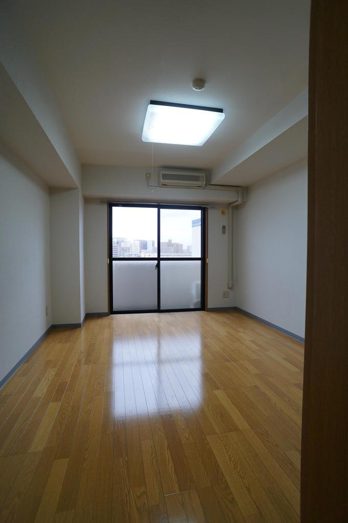 居室・リビング　バルコニーに南西向きで明るいです！このお部屋は7階で眺め◎