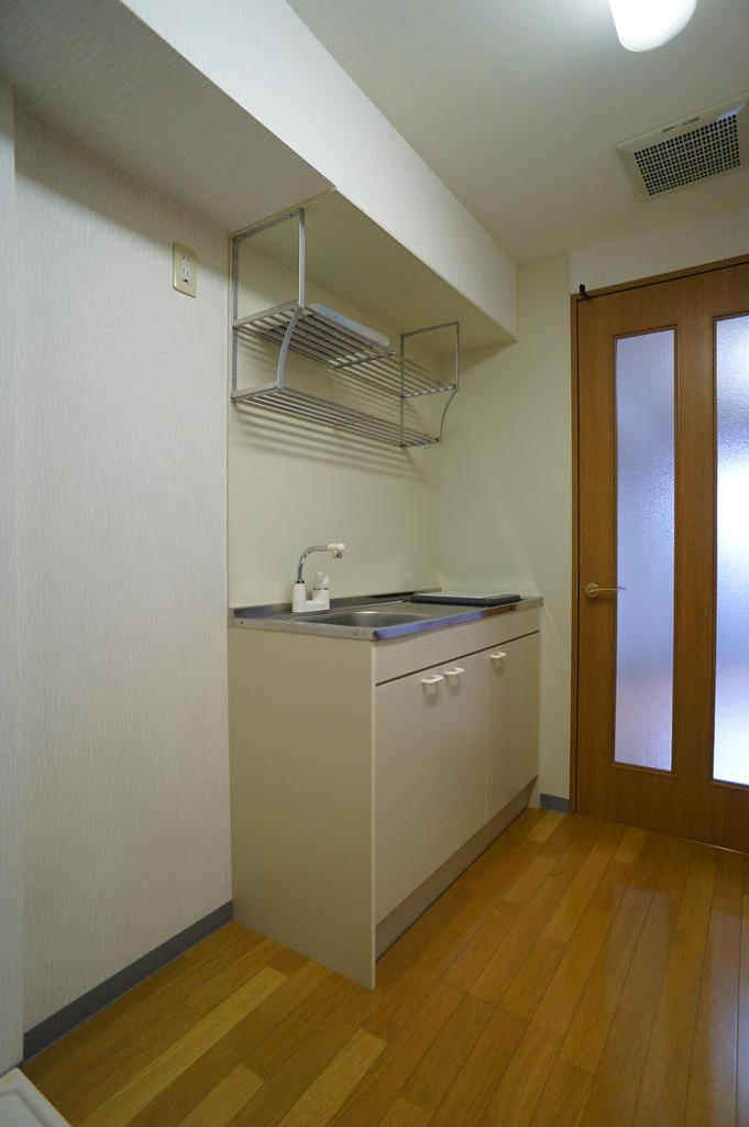 キッチン　廊下の動線を妨げないシンプルでコンパクトなキッチンです☆