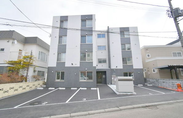 札幌市豊平区月寒西一条のマンションの建物外観