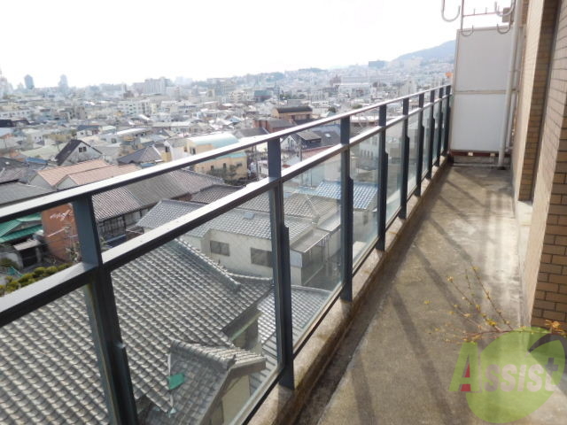 バルコニー　日差しも入り洗濯物もいい感じに乾きそうですね