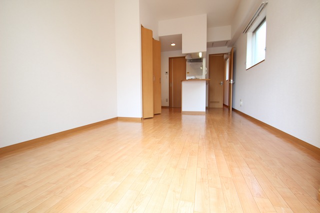 居室・リビング　同物件別室です。