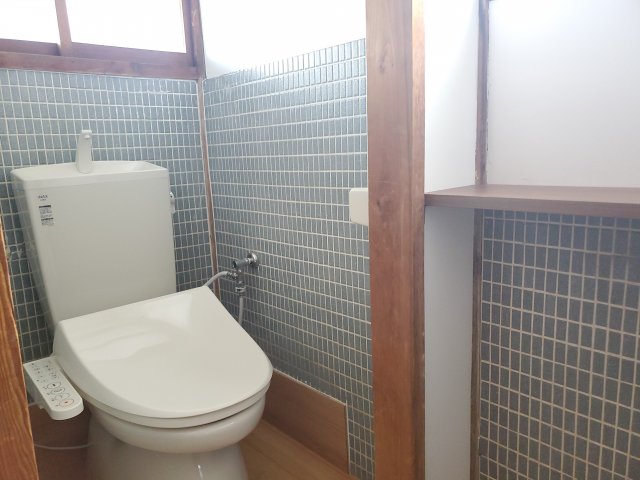 近鉄名古屋線 近鉄四日市駅 徒歩12分 2階建 築60年のトイレ写真