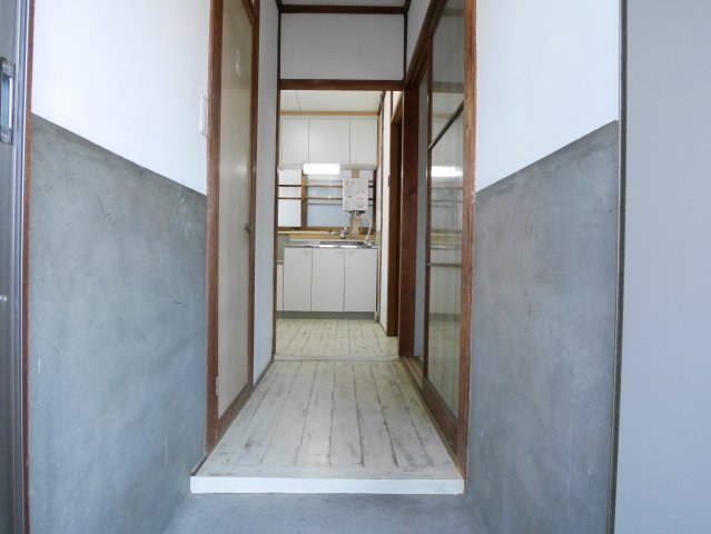 近鉄名古屋線 近鉄四日市駅 徒歩12分 2階建 築60年の玄関写真