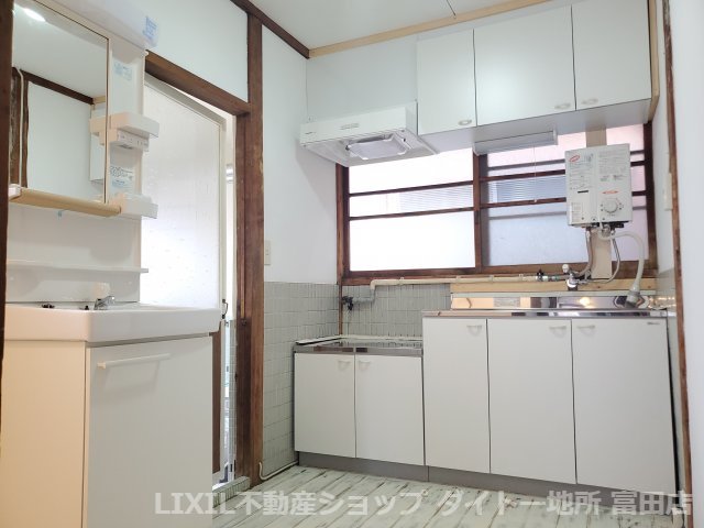 近鉄名古屋線 近鉄四日市駅 徒歩12分 2階建 築60年のキッチン写真