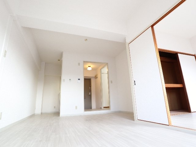 居室・リビング　こちらのリビングで趣味の時間をお楽しみください