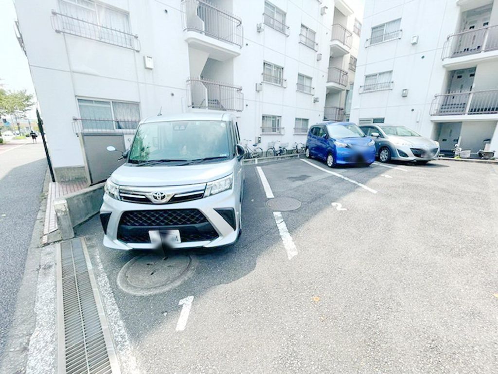 【ニッコーハイツ本町の駐車場】