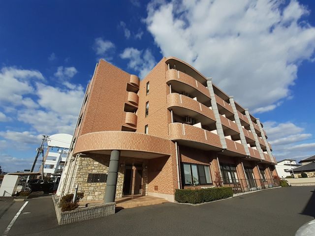 岡山市北区平田のマンションの建物外観