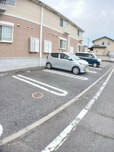 【高崎市金古町のアパートの駐車場】