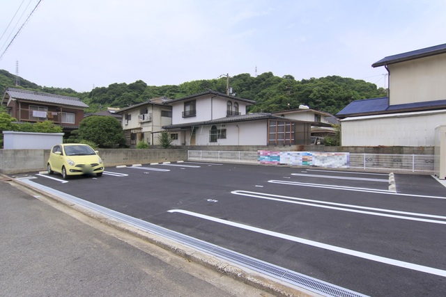 【松山市北吉田町のアパートの駐車場】