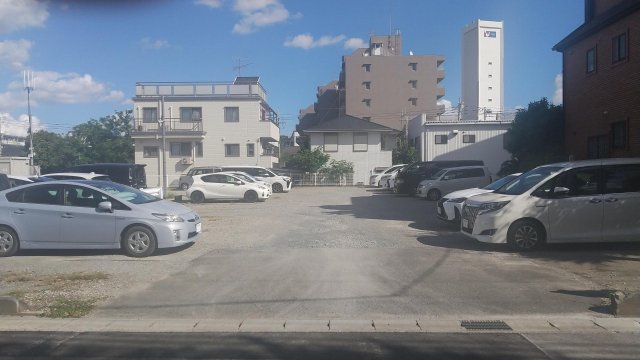 【小金原団地の駐車場】