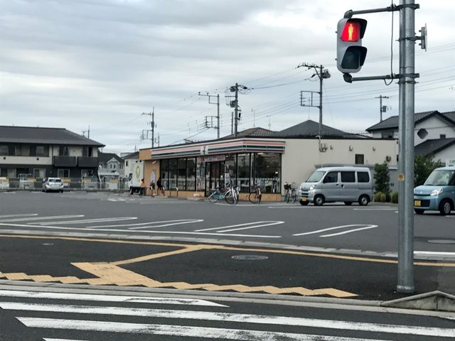 【三郷市中央のアパートのコンビニ】