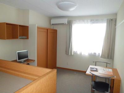 居室・リビング　カーペット敷きの居室。