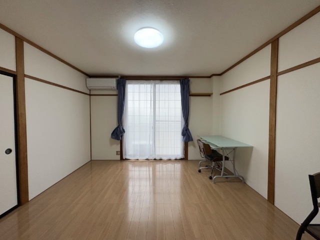 居室・リビング　※机やイスは残置物です。