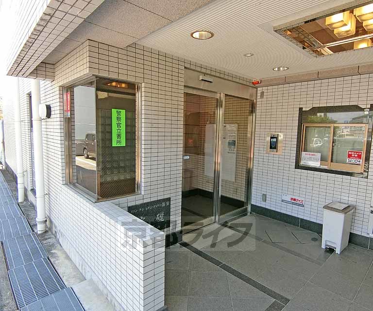 【長岡京市友岡のマンションのエントランス】