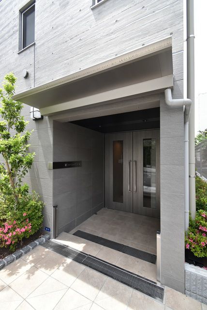 【渋谷区初台のマンションのエントランス】