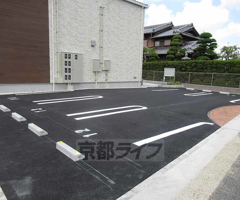 【相楽郡精華町大字菱田のアパートの駐車場】