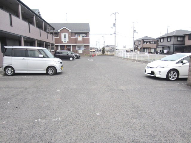 【泉南市信達牧野のアパートの駐車場】