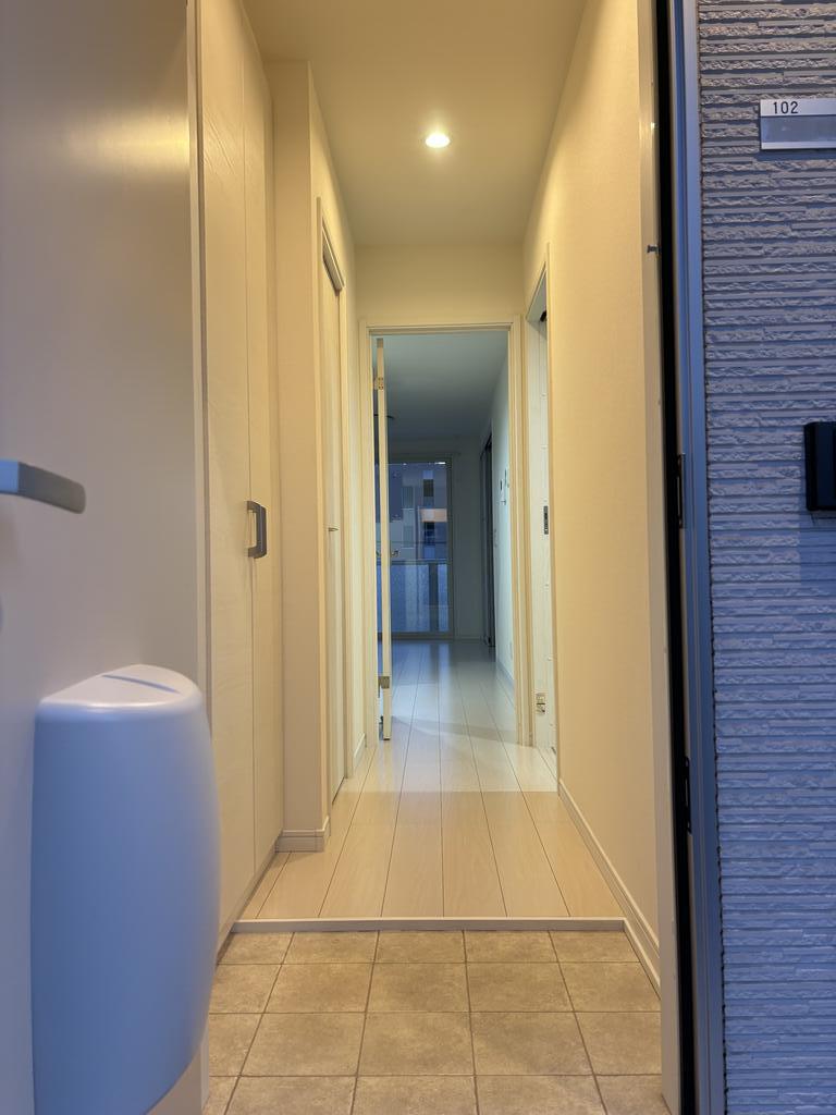 玄関　天井までの大型シューズクローク