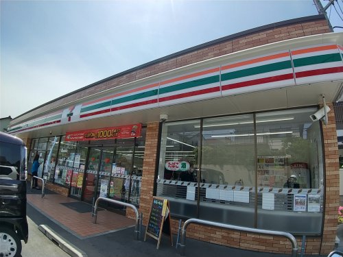 コンビニ　セブンイレブン三山店（コンビニ）まで572m