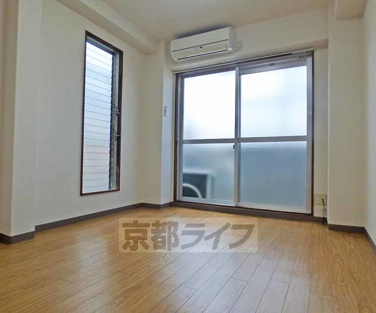 居室・リビング　使い勝手の良い正方形のリビングです。